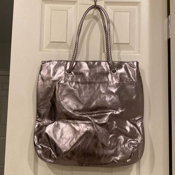 Elizabeth Grant Tote, Fully Lined in Silver with snap closure -NWOT - Picture 2 of 9